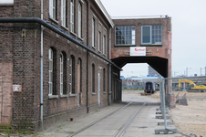 846851 Gezicht op het poortje in een van de gebouwen van de vroegere wagenmakerij van de Nederlandse Spoorwegen (2e ...